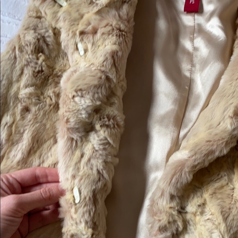 ❌SOLD Kristen Blake Faux Fur Vest - Picture 4 of 9